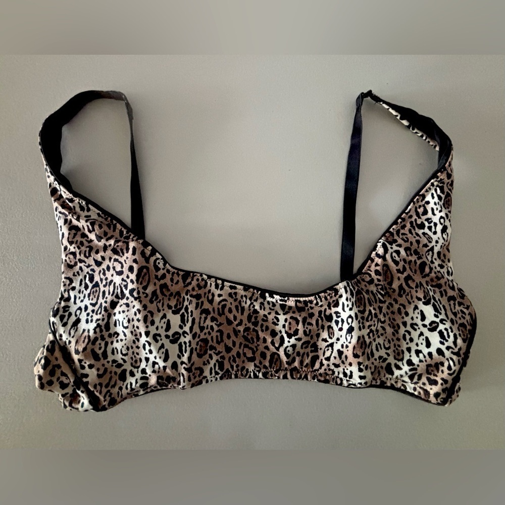 Victoria’s Secret | ladies reversible leopard bralette. Size: 30B